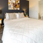 Cbd Luxury Homes Near Cafes Hagley Park River