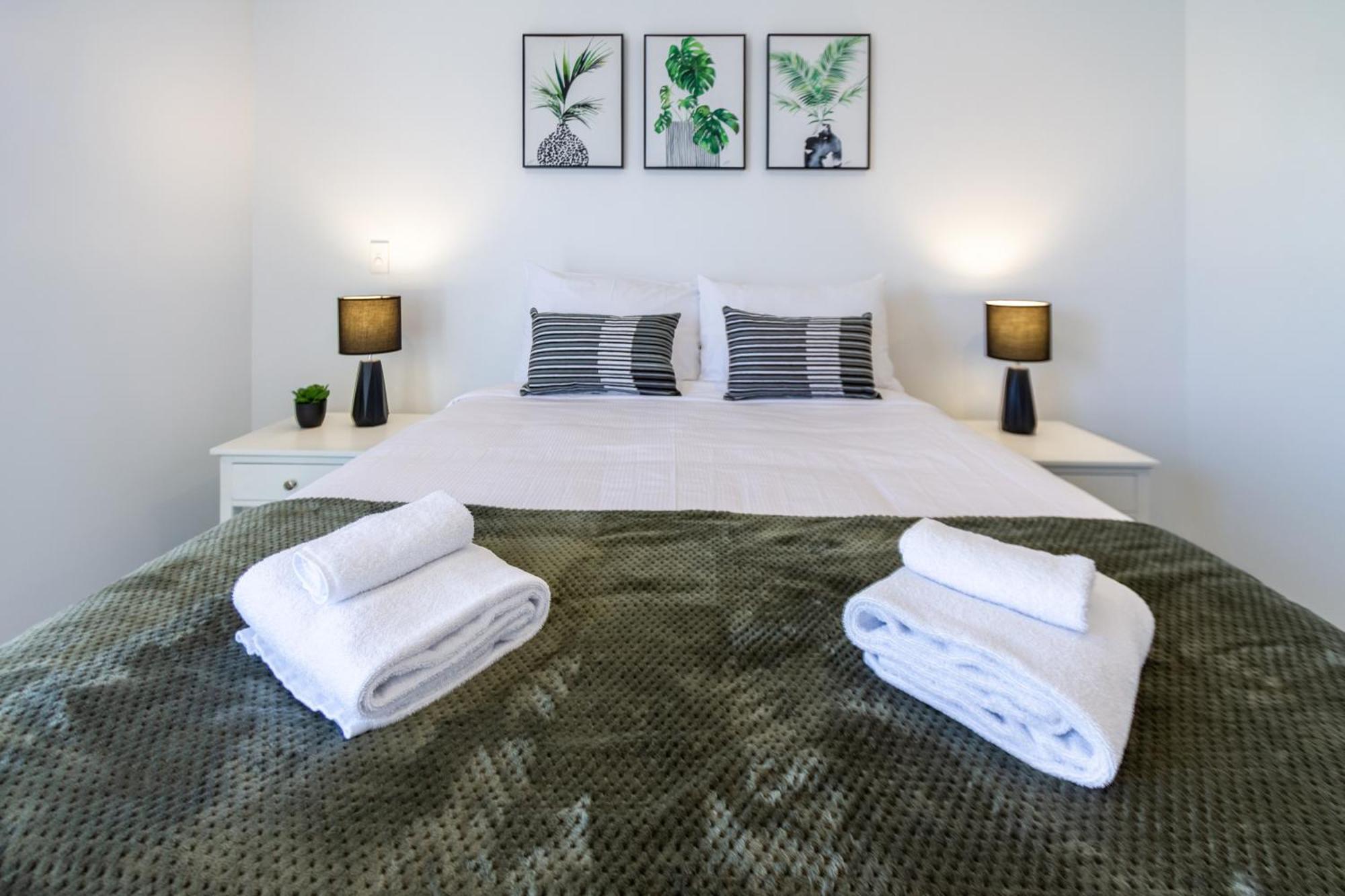 Cbd Luxury Homes Near Cafes Hagley Park River Apartment